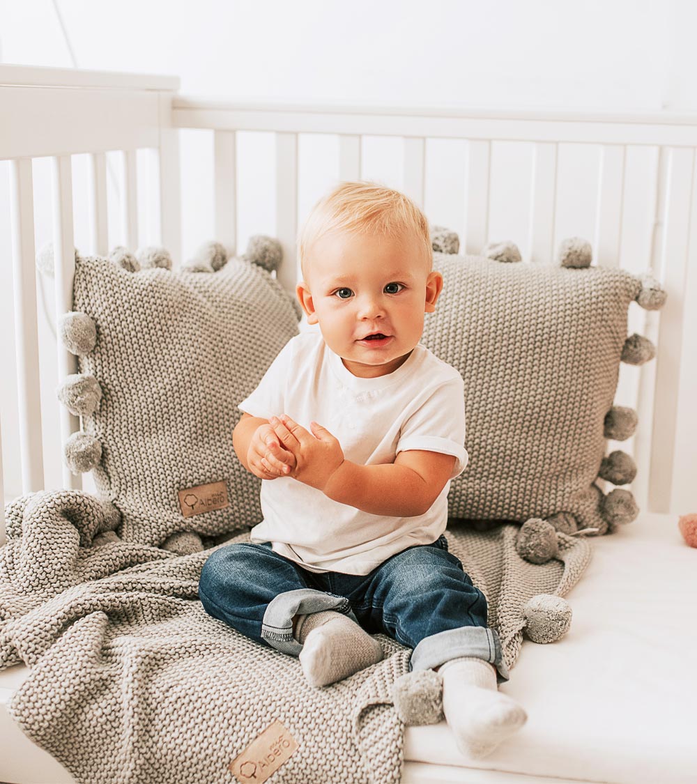 כרית פונפונים אפור